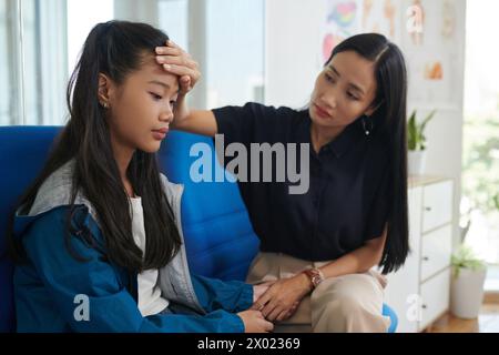 Ragazza adolescente malata che si lamenta della madre per l'alta temperatura Foto Stock