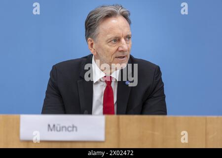 Holger Muench, Praesident des Bundeskriminalamtes, aufgenommen im Rahmen der Bundespressekonferenz zur Vorstellung der Polizeilichen Kriminalstatistik 2023 a Berlino, 09.04.2024. Berlin Deutschland *** Holger Muench, Presidente dell'Ufficio federale di polizia criminale, registrato alla Conferenza stampa federale sulla presentazione delle statistiche sulla criminalità di polizia 2023 a Berlino, 09 04 2024 Berlino Germania Copyright: xLorenzxHuterxphotothek.dex Foto Stock