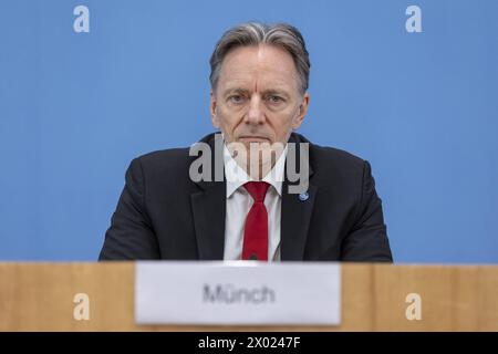 Holger Muench, Praesident des Bundeskriminalamtes, aufgenommen im Rahmen der Bundespressekonferenz zur Vorstellung der Polizeilichen Kriminalstatistik 2023 a Berlino, 09.04.2024. Berlin Deutschland *** Holger Muench, Presidente dell'Ufficio federale di polizia criminale, registrato alla Conferenza stampa federale sulla presentazione delle statistiche sulla criminalità di polizia 2023 a Berlino, 09 04 2024 Berlino Germania Copyright: xLorenzxHuterxphotothek.dex Foto Stock