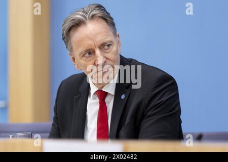 Holger Muench, Praesident des Bundeskriminalamtes, aufgenommen im Rahmen der Bundespressekonferenz zur Vorstellung der Polizeilichen Kriminalstatistik 2023 a Berlino, 09.04.2024. Berlin Deutschland *** Holger Muench, Presidente dell'Ufficio federale di polizia criminale, registrato alla Conferenza stampa federale sulla presentazione delle statistiche sulla criminalità di polizia 2023 a Berlino, 09 04 2024 Berlino Germania Copyright: xLorenzxHuterxphotothek.dex Foto Stock