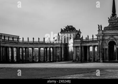 Colonna simmetrica con l'arco centrale in stile barocco. Bianco e nero Foto Stock