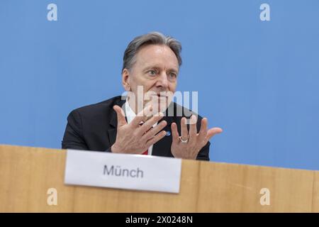 Holger Muench, Praesident des Bundeskriminalamtes, aufgenommen im Rahmen der Bundespressekonferenz zur Vorstellung der Polizeilichen Kriminalstatistik 2023 a Berlino, 09.04.2024. Berlin Deutschland *** Holger Muench, Presidente dell'Ufficio federale di polizia criminale, registrato alla Conferenza stampa federale sulla presentazione delle statistiche sulla criminalità di polizia 2023 a Berlino, 09 04 2024 Berlino Germania Copyright: xLorenzxHuterxphotothek.dex Foto Stock