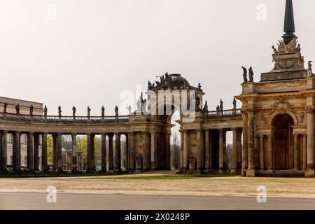 Colonna simmetrica con l'arco centrale in stile barocco Foto Stock
