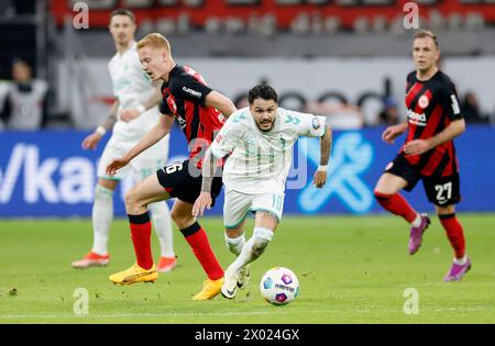 f.l. Hugo largo (Eintracht Frankfurt, 16) e Leonardo Bittencourt (SV Werder Brema, 10). 05.04.2024, Fussball, Bundesliga, Eintracht Francoforte - Foto Stock