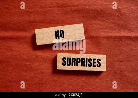 Nessuna sorpresa parole scritte su blocchi di legno con sfondo marrone. Simbolo concettuale. Copia spazio. Foto Stock