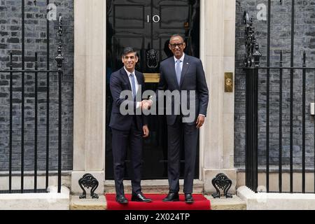 Il primo ministro Rishi Sunak dà il benvenuto al presidente del Ruanda, Paul Kagame, al 10 di Downing Street, Londra, per i colloqui. Data foto: Martedì 9 aprile 2024. Foto Stock