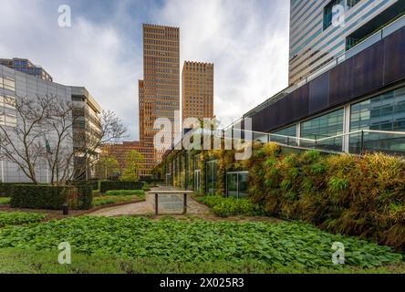 Amsterdam, Paesi Bassi, 07.04.2024, Amsterdam Symphony Office, due grattacieli arancioni nel quartiere Zuidas progettati dall'architetto Pi de Bruijn Foto Stock