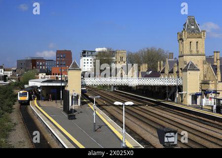 Treni EMR 170270 alla stazione ferroviaria di Lincoln, Lincolnshire, Inghilterra, Regno Unito Foto Stock