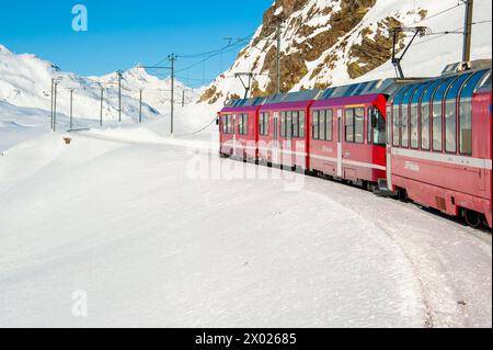 Un meraviglioso viaggio sul Bernina Express sulle montagne innevate (Italia -Svizzera) Foto Stock