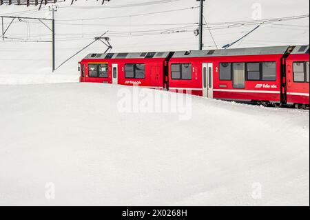 Un fantastico viaggio sul Bernina Express attraversando il mare di ​​snow (Italia - Svizzera) Foto Stock