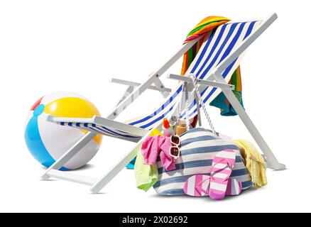 Sdraio da spiaggia per prendere il sole, isolato su sfondo bianco, con palla e borsa piena di accessori, concezione di una vacanza estiva al mare, shopping online, Foto Stock