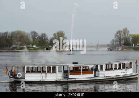 Die Alsterfontäne kurz nach ihrer Wiederinbetriebnahme am Dienstagmorgen. Im Vordergrund der Alsterdampfer St. Georg. Altstadt Amburgo *** la fontana Alster poco dopo la sua riapertura il martedì mattina in primo piano il piroscafo Alster St Georg Altstadt Amburgo Foto Stock