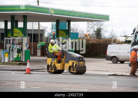 Denham, Regno Unito. 4 aprile 2024. Gli appaltatori stavano riempiendo buche su una strada principale a Denham, nel Buckinghamshire oggi. La strada è utilizzata dai camion di trasporto HS2 e spesso contiene grandi buche. In seguito alla cancellazione della tratta HS2 Northern Leg, il governo utilizzerà il denaro che sarebbe stato speso per il progetto High Speed Rail per migliorare le strade in tutto il Regno Unito. Crediti: Maureen McLean/Alamy Foto Stock