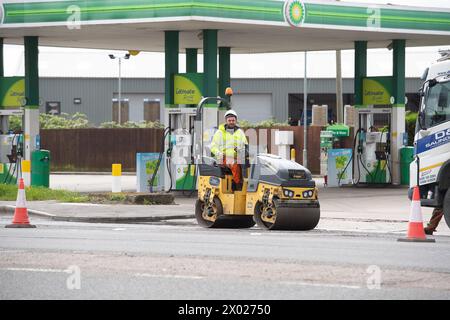 Denham, Regno Unito. 4 aprile 2024. Gli appaltatori stavano riempiendo buche su una strada principale a Denham, nel Buckinghamshire oggi. La strada è utilizzata dai camion di trasporto HS2 e spesso contiene grandi buche. In seguito alla cancellazione della tratta HS2 Northern Leg, il governo utilizzerà il denaro che sarebbe stato speso per il progetto High Speed Rail per migliorare le strade in tutto il Regno Unito. Crediti: Maureen McLean/Alamy Foto Stock