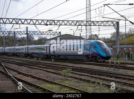 Trans Pennine Express 802210 in avvicinamento alla stazione di Carlisle Foto Stock