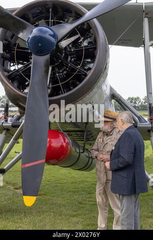 Due signori discutono del Fairey Swordfish Mk i del 1941 al Goodwood Revival Freddie March Spirit of Aviation del 2023, Sussex, Regno Unito. Foto Stock
