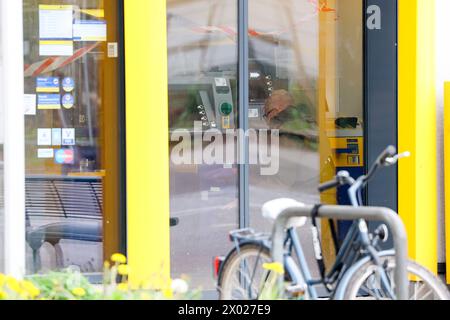 Amburgo, Germania. 09 aprile 2024. Un disertore della polizia di Amburgo ispeziona diversi sportelli bancomat durante un'operazione presso una filiale della Postbank ad Amburgo-Lurup. Una filiale della Postbank nel Lurup-Center di Amburgo e le strade circostanti sono state chiuse martedì mattina e sono stati chiamati i deattivatori di esplosivi. Credito: Bodo Marks/dpa/Alamy Live News Foto Stock