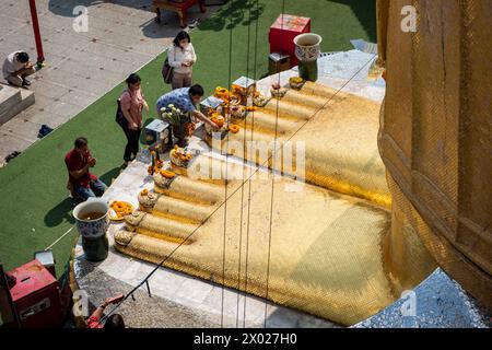 I piedi del Buddha d'oro di Wat Intharawihan a Thewet, nella città di Bangkok in Thailandia. Thailand, Bangkok, Dezember, 9, 2023 Foto Stock