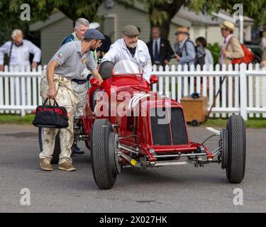 La Maserati 4CM S 1935 di Michael Birch è stata lanciata nel paddock di tenuta prima della gara del Goodwood Trophy. 2023 Goodwood Revival, Sussex, Regno Unito Foto Stock