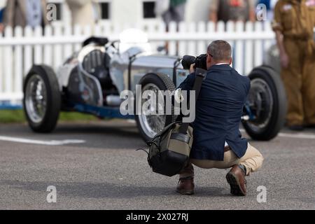 Il fotografo cattura i partecipanti al Goodwood Trophy nel paddock di tenuta al Goodwood Revival 2023, Sussex, Regno Unito Foto Stock