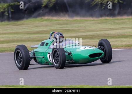 1964 Lotus-Climax 24 durante i 75 anni di Lotus Parade al Goodwood Revival Meeting del 2023, Sussex, Regno Unito. Foto Stock