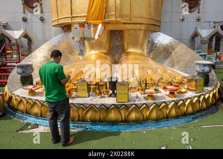 I piedi del Buddha d'oro di Wat Intharawihan a Thewet, nella città di Bangkok in Thailandia. Thailand, Bangkok, Dezember, 9, 2023 Foto Stock