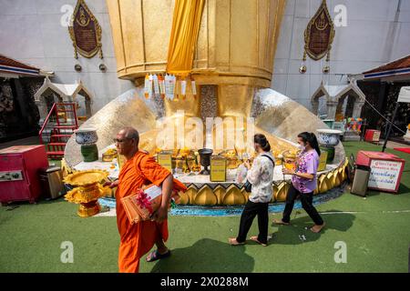 I piedi del Buddha d'oro di Wat Intharawihan a Thewet, nella città di Bangkok in Thailandia. Thailand, Bangkok, Dezember, 9, 2023 Foto Stock