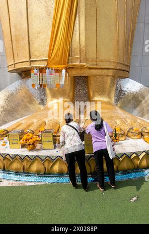 I piedi del Buddha d'oro di Wat Intharawihan a Thewet, nella città di Bangkok in Thailandia. Thailand, Bangkok, Dezember, 9, 2023 Foto Stock