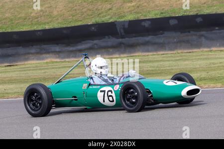 Tim Child nella Lotus-Ford 22 del 1962 durante i 75 anni di Lotus Parade al Goodwood Revival del 2023, Sussex, Regno Unito. Foto Stock