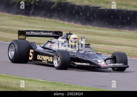 Chris Dinnage nella Lotus-Cosworth 79 del 1978 al Goodwood Revival Meeting del 2023, Sussex, Regno Unito. Auto a effetto terra vincitrice del campionato. Foto Stock