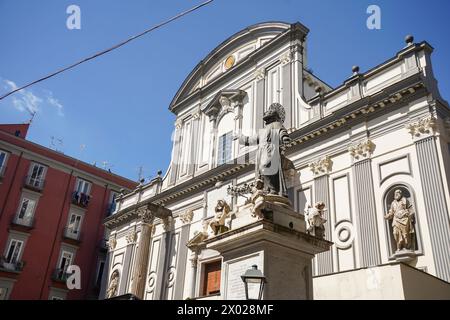 Facciata della Basilica di San Paolo maggiore nel centro storico di Piazza Gaetano, Napoli, Italia. Foto Stock