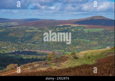 Vista autunnale del Brecon Beacon National Park dalla B4246 appena a nord di Blaenavon, Powys, Brecon Beacons, Galles, Regno Unito Foto Stock