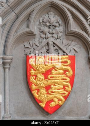 Stemma sulla tomba viscerale della regina Eleonora di Castiglia, moglie di re Edoardo i d'Inghilterra, nella cattedrale di Lincoln, in Inghilterra. Foto Stock