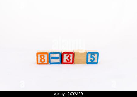 La semplice equazione matematica 8 meno 3 equivale alla formula 5 isolata su sfondo bianco. Concetto di formule matematiche. Foto Stock