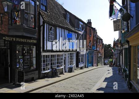 Negozi e caffetterie lungo Ripide Hill, Lincoln City, Lincolnshire, Inghilterra, Regno Unito Foto Stock