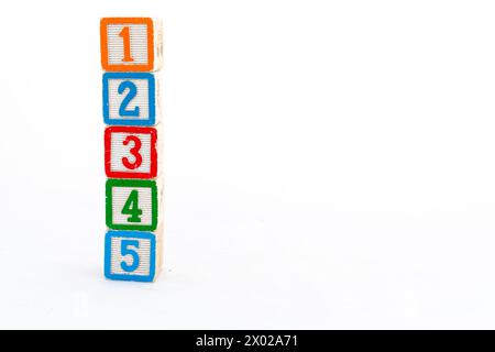 I blocchi di giocattolo didattici sono costituiti da una torre con uno, due, tre, quattro e cinque numeri isolati su sfondo bianco con spazio per le copie Foto Stock