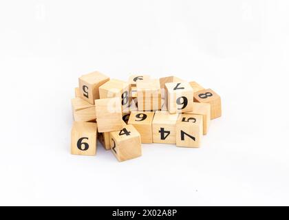 Cubi di legno con numeri sparsi su sfondo bianco. Concetti di conteggio dei numeri. Foto Stock