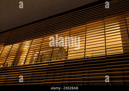 Stile bar mansardato di notte. Ristorante con illuminazione e decorazioni in legno. Angolo basso, vista dal basso, spazio di copia Foto Stock