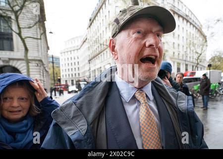 L'ex vice direttore postale e capo campagna elettorale Alan Bates arriva ad Aldwych House, nel centro di Londra, per testimoniare l'indagine IT DELL'ufficio postale Horizon. L'onorevole Bates fornirà le prove nell'ambito delle fasi cinque e sei dell'indagine, che esamineranno la governance, il risarcimento e il modo in cui l'Ufficio postale e altri hanno risposto allo scandalo. Data foto: Martedì 9 aprile 2024. Foto Stock