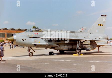 Aereo da caccia English Electric Lightning F6 XR754 della Royal Air Force in mostra al Mildenhall Air Fete 1988 della RAF Mildenhall, Suffolk, Regno Unito. 11 Squadron con il nome del pilota Flt tenente Ian Black marcato sotto la cabina di pilotaggio. Rottamati dopo il pensionamento, a parte la sezione del naso che è di proprietà privata Foto Stock