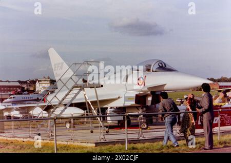 Eurofighter EFA Mock-Up in mostra al Farnborough Air Show 1988, con una serie di multinazionali. All'inizio degli anni '1980 il futuro sviluppo di velivoli da caccia europei divenne European Fighter Aircraft, prima di diventare l'Eurofighter EF2000 Typhoon che volò per la prima volta nel 1994. Foto Stock