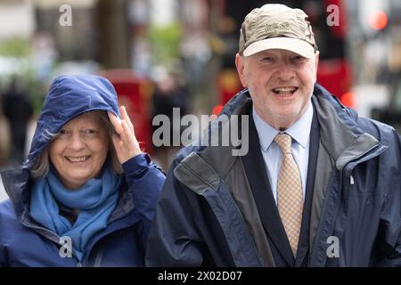 L'ex vice direttore postale e capo campagna elettorale Alan Bates, accompagnato da sua moglie Suzanne Sercombe, arriva ad Aldwych House, nel centro di Londra, per testimoniare l'indagine IT DELL'ufficio postale Horizon. L'onorevole Bates fornirà le prove nell'ambito delle fasi cinque e sei dell'indagine, che esamineranno la governance, il risarcimento e il modo in cui l'Ufficio postale e altri hanno risposto allo scandalo. Data foto: Martedì 9 aprile 2024. Foto Stock