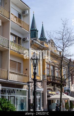 03 aprile 2024, Sombor, Serbia , facciate nella strada principale di Sombor, Serbia. Foto Stock