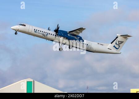 Universal Air De Havilland Canada Dash 8-400 (REG: 9H-SWW) alla partenza per l'aeroporto Pecs Pogany Hungary come volo VO121. Foto Stock