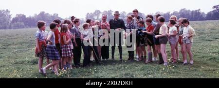 Ausflug, auf einen Bauernhof GER, 20240101, Aufnahme CA. 1958, Schulklasse bei einem Ausflug auf einen bauernhof *** escursione, ad una fattoria GER, 20240101, foto CA 1958, lezione di scuola in un'escursione ad una fattoria Foto Stock