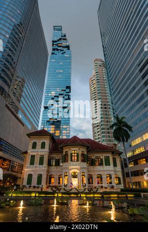 La casa a Sathorn di fronte al King Power Mahanakhon Tower Building nella città di Bangkok in Thailandia. Thailandia, Bangkok, Dezember, 5, 2023 Foto Stock