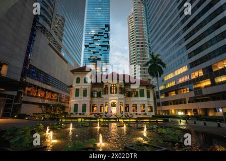 La casa a Sathorn di fronte al King Power Mahanakhon Tower Building nella città di Bangkok in Thailandia. Thailandia, Bangkok, Dezember, 5, 2023 Foto Stock