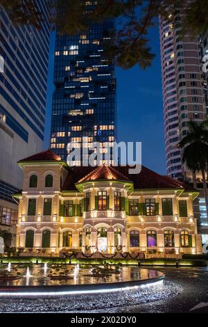 La casa a Sathorn di fronte al King Power Mahanakhon Tower Building nella città di Bangkok in Thailandia. Thailandia, Bangkok, Dezember, 5, 2023 Foto Stock