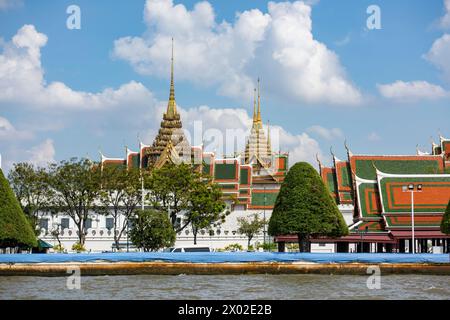 Il Grand Palace e il Wat Phra Kaew sul fiume Chao Phraya nella città di Bangkok in Thailandia. Thailandia, Bangkok, Dezember, 5, 2023 Foto Stock