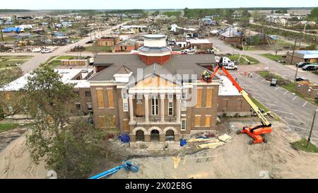 Rolling Fork, Stati Uniti d'America. 11 aprile 2023. Il municipio gravemente danneggiato in seguito a un tornado EF4 che ha attraversato il profondo sud, l'11 aprile 2023 a Rolling Fork, Mississippi. Il massiccio tornado distrusse la maggior parte di Rolling Fork, uccidendo 17 persone e ferendone almeno 165 il 24 marzo. Crediti: Lance Cheung/USDA Media/Alamy Live News Foto Stock